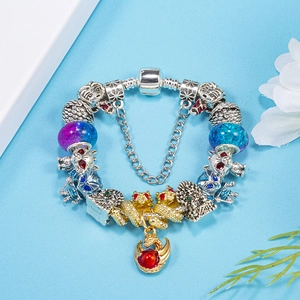 Pulsera DIY con cuentas de vidrio azul y colgante de dragón dorado en cadena de serpiente