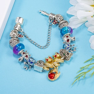 Pulsera de dijes DIY con cuentas de vidrio azul y colgantes de esmalte en cadena de plata