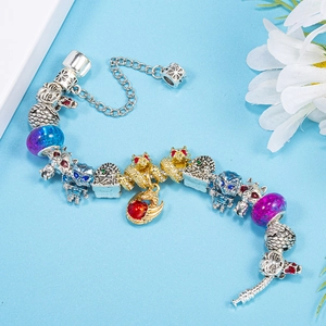 Pulsera de dijes DIY con cuentas de cristal púrpura y colgantes de superhéroes