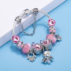 Bracelet à breloques fleurs roses avec chaîne serpent argentée et pendentif Hamsa gravé