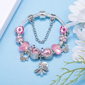 Bracelet à breloques fleurs roses avec pendentif libellule et abeille sur fond bleu