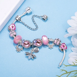 Bracelet floral rose avec breloques abeille et main de Fatma sur chaîne serpent