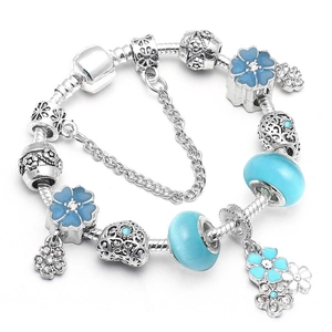 Bracelet à chaîne serpent argentée avec breloques émail bleu ciel et fleurs