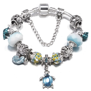 Silbernes Charm-Armband mit blauem Meeres-Thema, Schildkröte und Fischelementen