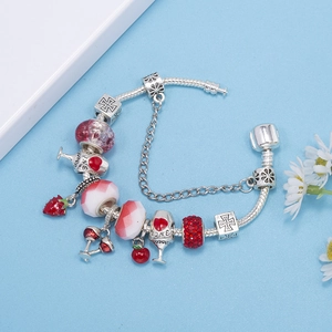 Bracciale con perline stile Pandora con fragola in smalto rosso e ciondolo calice