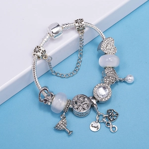 Bracelet à breloques argenté avec perles d'opale blanche, pendentif famille et arbre de vie