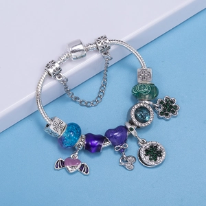 Silbernes Schlangenarmband mit grünem Kleeblatt-Anhänger und bunten Glasperlen