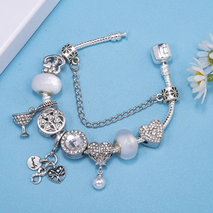 Détail du bracelet chaîne serpent en argent avec perles de cristal et breloque Family