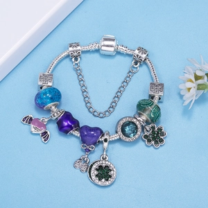 Silbernes Schlangenarmband mit lila Herzanhängern und grünem Kleeblatt für Damen