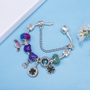 Elegantes silbernes Schlangenarmband mit lila Anhängern und Kleeblatt-Anhänger