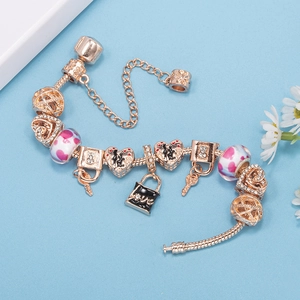 Roségoldenes Armband mit Herz-Schloss-Anhängern, rosa Glasperlen und Love-Gravur