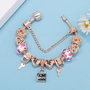 Roségoldenes Charm-Armband mit Herzschlössern, Glücksbringern und rosa Glasperlen