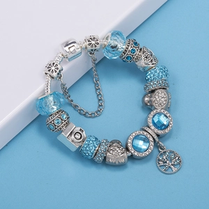 Detalle de pulsera con cuentas de cristal azul claro y colgantes de cámara