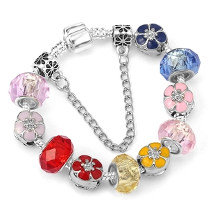 Silbernes Charm-Armband mit bunten Harzperlen und floralen Emaille-Anhängern auf Schlangenkette