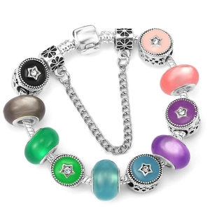 Buntes Emaille-Perlenarmband mit silberner Schlangenkette und Sicherheitsverschluss