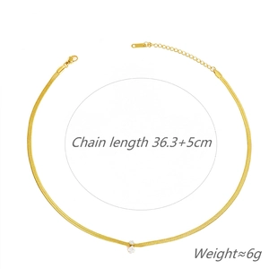 Goldene Schlangenkette mit quadratischem Diamantanhänger auf weißem Grund