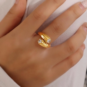 Verstelbare gouden roestvrijstalen ring met twee fonkelende stervormige zirkonia steentjes