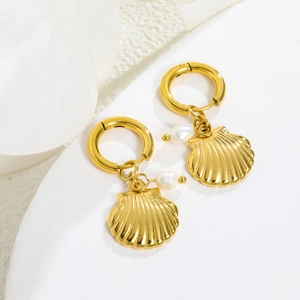 Elegante goldene Muschel-Perlenohrringe mit hochwertigen Titanstahl-Nautik-Anhängern