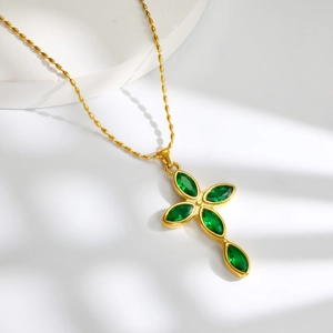 Gouden titanium kruisketting met marquise geslepen groene edelstenen op kralenketting