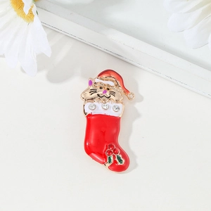 Broche chat de Noël en émail avec strass sur fond blanc pour les fêtes