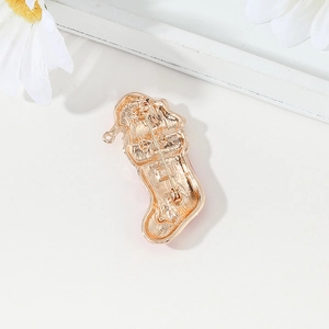 Broche de chaussette de Noël dorée vue arrière avec épingle de sûreté et crochet