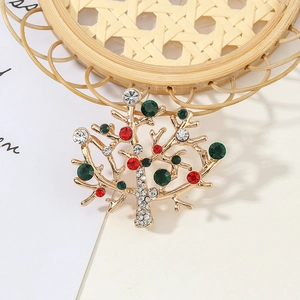 Schicke goldene Weihnachtsbaum-Brosche mit bunten Strasssteinen auf rustikalem Hintergrund