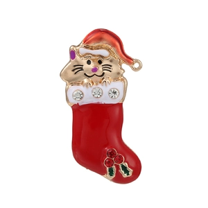 Broche chat de Noël avec chaton dans une chaussette rouge, cristaux et houx