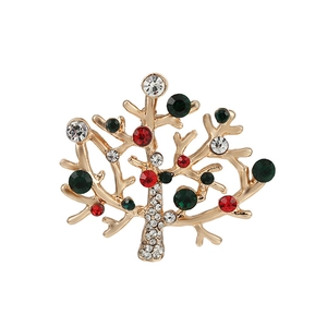 Eleganter goldener Weihnachtsbaum-Anstecknadel mit roten und grünen Strasssteinen auf Weiß