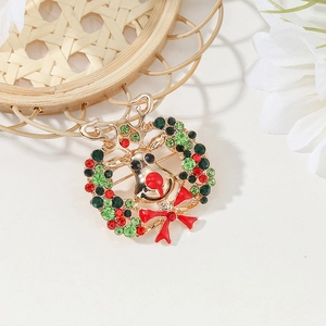 Broche couronne de renne de Noël avec strass rouges et verts sur socle en métal doré