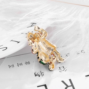 Broche Père Noël dorée avec émail coloré et fermeture par épingle de sûreté sûre