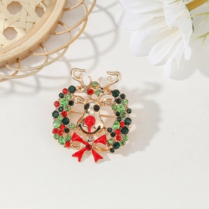 Broche couronne de Noël avec renne et strass rouges et verts sur socle doré