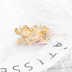 Broche de Noël dorée vue arrière montrant le fermoir épingle et le fini mat texturé