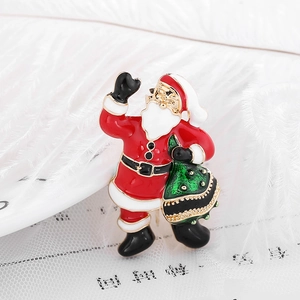 Broche Père Noël classique en émail rouge et sac de cadeaux vert sur fond blanc doux