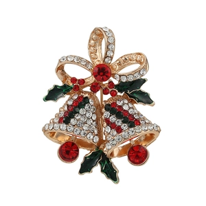 Spilla natalizia festiva con campanelle, fiocco rosso e strass brillanti su sfondo bianco