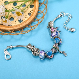 Cartoon Panda und Herz Anhänger Armband mit blauen Kristallperlen auf einer Schlangenkette