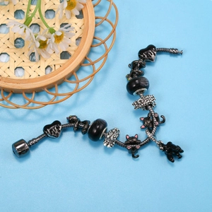 Pulsera de cadena de serpiente plateada con dijes de gato negro y cuentas de mármol