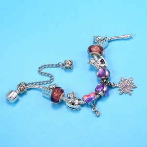 Pulsera de dijes plateada con cristales morados y colgante de globo para niñas.