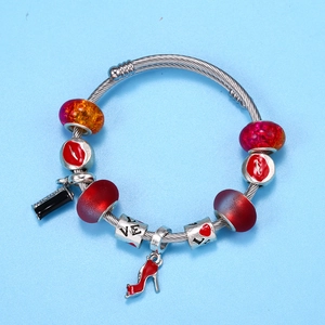 Bracelet torsadé argenté avec perles en verre rouge et pendentif talon aiguille