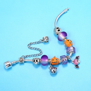 Bracelet Halloween avec citrouilles, perles violettes et pendentif chauve-souris sur chaîne
