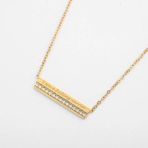Collana a barra in acciaio dorato con incisione e pavé di zirconi dallo stile lussuoso