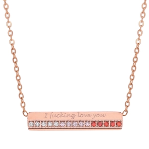 Dettaglio della collana a barra oro rosa incisa I love you con zirconi sfumati