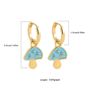 Orecchini a cerchio a forma di fungo dorati con smalto azzurro e strass lucidi
