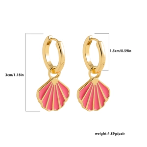 Dettaglio orecchini a cerchio con conchiglia rosa dimensioni 3cm e peso di 4,89g