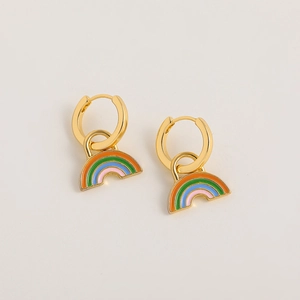 Dettaglio di ciondoli arcobaleno in smalto colorato su orecchini a cerchio dorati