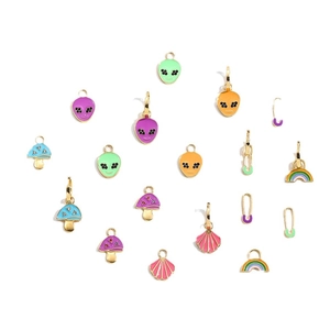 Set orecchini smaltati Y2K con funghi colorati, alieni e ciondoli a arcobaleno