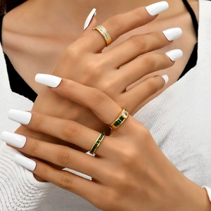Retro 18K goud verstelbare ringen set met groene zirkoon op de hand van het model