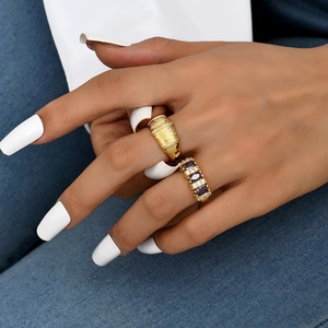 Detail van 18K vergulde ringen met paarse edelstenen en micro-geplaveide zirkonia