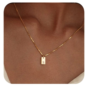Nahaufnahme der 18K vergoldeten Box-Kette mit rechteckigem Buchstaben-S-Anhänger