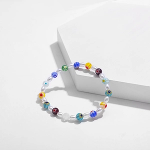 Detalle de pulsera Y2K con flores de sol de vidrio colorido y perlas barrocas blancas