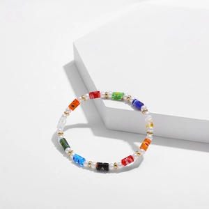 Primer plano detallado de perlas barrocas Y2K de colores y cuentas de vidrio en pedestal